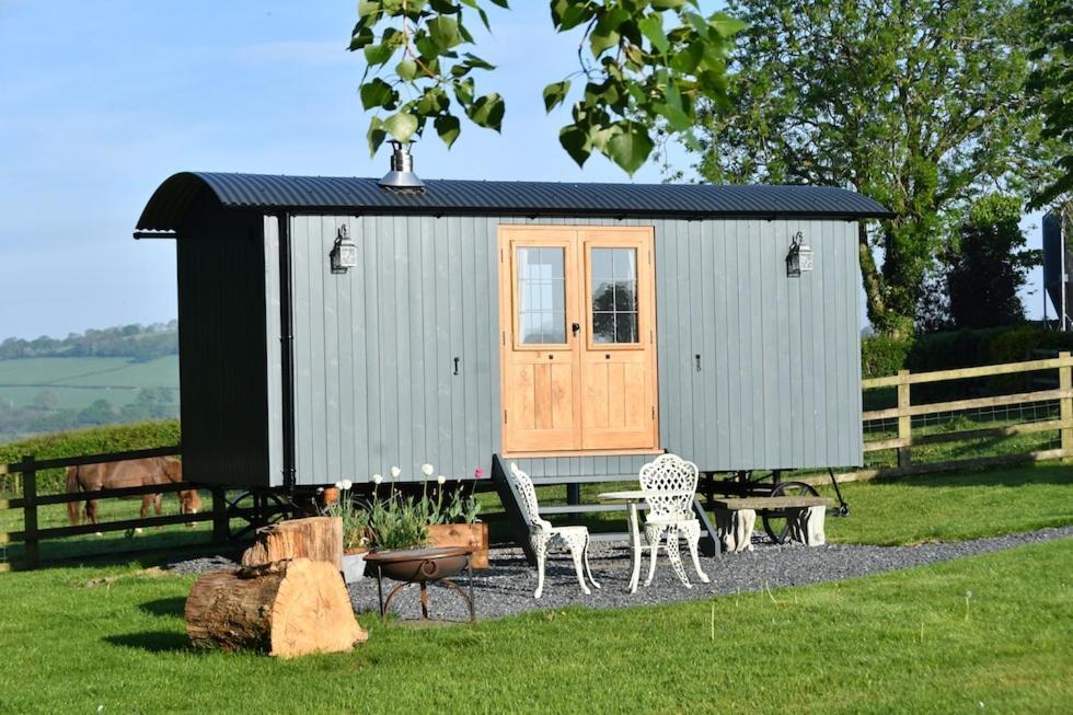 The Shepherds Hut Кармартен Экстерьер фото